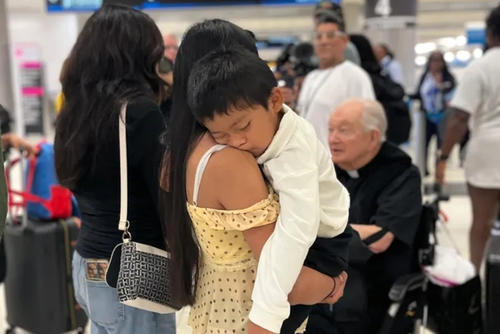 Un menor descansa mientras espera abordar el avión para reunirse con sus padres en Guatemala. (Foto: Valentina Palm/Palm Beach Post)