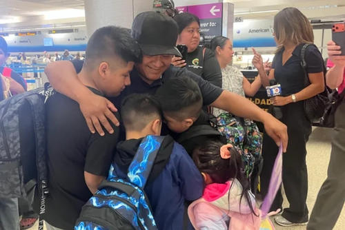 Un padre se despide de sus hijos ante el temor que las autoridades puedan deportarlo en cualquier momento y dejarlos solos en Estados Unidos. (Foto: Valentina Palm/Palm Beach Post)