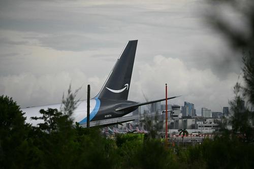 Un avión de carga de Amazon se salió de la pista durante su aterrizaje en Miami. (Foto: AFP)