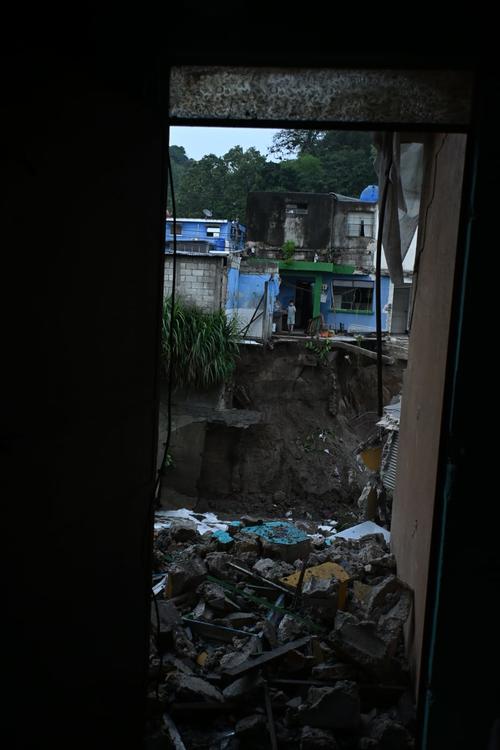 Los vecinos atribuyen el desprendimiento a la humedad y debilitamiento del terreno. (Foto: José Luis Pos/colaborador)