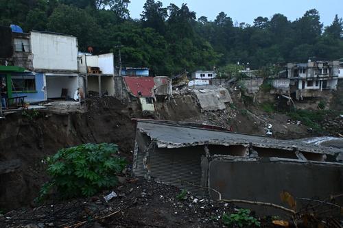 La estructura cayó al río Platanitos durante las lluvias del domingo. (Foto: José Luis Pos/colaborador)