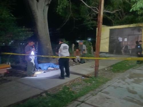 El cuerpo quedó cerca del portón del centro educativo. (Foto: Francisco Portillo/colaborador)