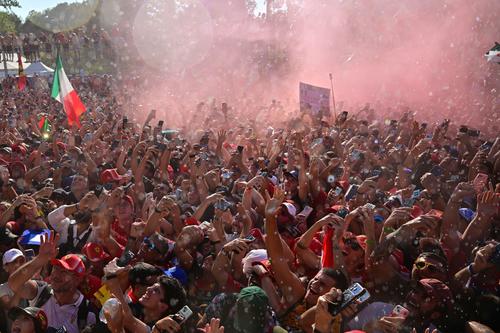 Los tifosi celebraron el histórico triunfo del joven conductor italiano. (Foto: AFP)