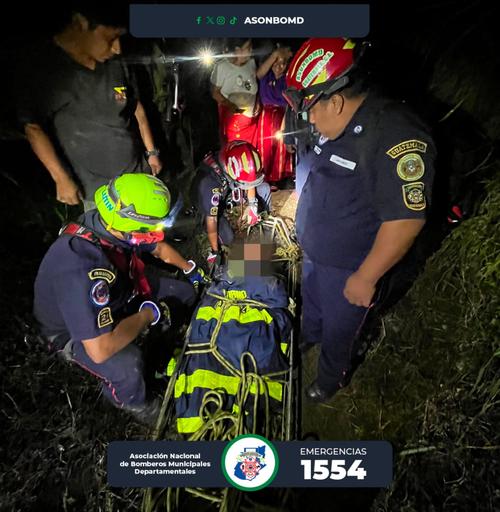 El hombre fue trasladado a un centro asistencial luego de haber sufrido una caída de aproximadamente 10 metros. (Foto: Asonbomd)