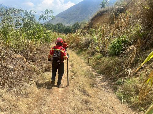 Ambos cuerpos de bomberos realizaron recorridos a pie para localizar indicios sobre el supuesto accidente aéreo. (Foto: CMB)
