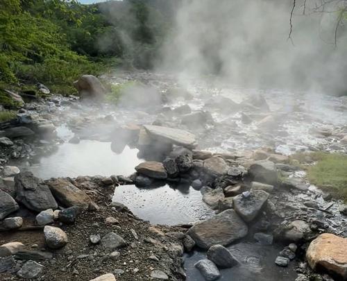 El lugar cuenta con nacimientos de agua azufrada, ideales para relajarse. (Foto: Cortesía/Jose Vlogs)