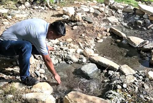 El calor emana del suelo y provoca que el agua burbujee en este peculiar lugar. (Foto: Cortesía Uqul Tinamit, Baja Verapaz)