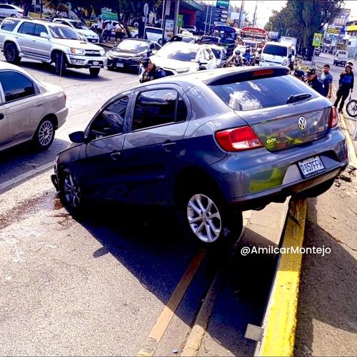 El vehículo que circulaba hacia Occidente se descontroló, subiendo al arriate y quedando orientado hacia oriente. (Vía: Amilcar Montejo)