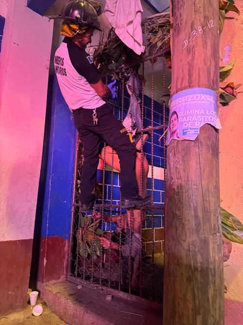 El hombre quedó atrapado y colgando de cabeza. (Foto: Bomberos Voluntarios)