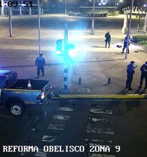 El motorista murió debido al fuerte impacto. (Foto vía: Amílcar Montejo)