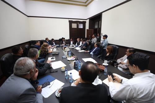 Jefes de Bloque en reunión con Autoridades Indígenas sobre el tema de combustibles este martes en el Congreso. (Foto: Organismo Legislativo)