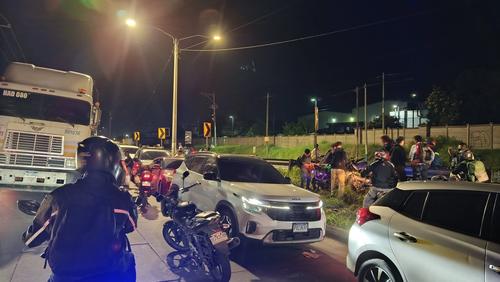 Algunos motoristas han buscado alternativas para salir del bloqueo pasando sus motocicletas por encima de las estructuras metálicas del arriate central. (Foto: RRSS)