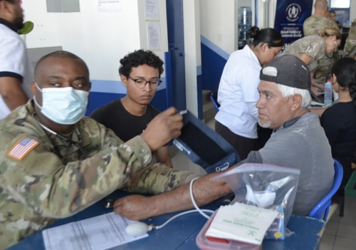 La atención fue personalizada con traductores para mejorar la comunicación. (Foto: Jose Gomez)