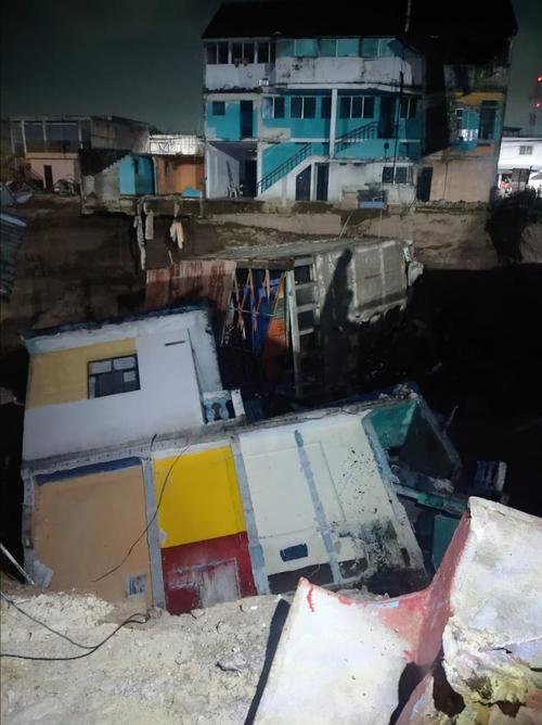Otra vivienda colapsó durante la noche luego de que una ya había caído al río el pasado domingo. (Foto: Conred)
