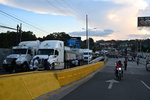 Así se encuentra el punto bloqueado en Villa Nueva. (Foto: José Luis Pos)