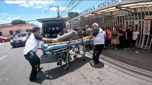 Bomberos Voluntarios trasladaron a otro herido. (Foto: CVB)