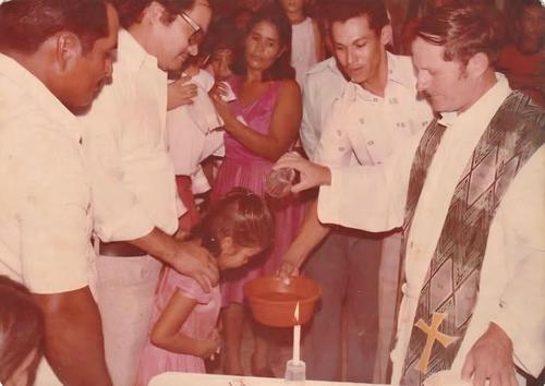 Fray Tulio Maruzzo oficia un bautizo durante su labor pastoral. (Foto: Cortesía Stella Maris T.V.)