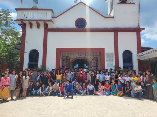 Fieles visitan la iglesia católica de Quiriguá, donde se encuentran las imágenes de los beatos Fray. (Foto: Cortesía/Stella Maris T.V.)