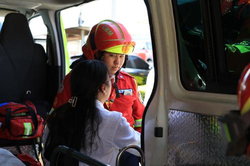 Una mujer que se conducía en una camioneta resultó herida. (Foto: CBM)