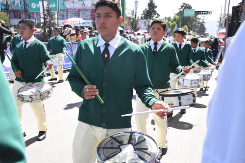 Alumnos del colegio Liceo Guatemala, también participaron en el desfile inaugural de Xelafer 2026. (Foto: Erick Colop/Colaborador)