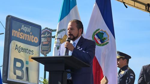 El alcalde Juan Fernando López también agradeció el esfuerzo de los padres de familia. (Foto: Erick Colop/Colaborador)