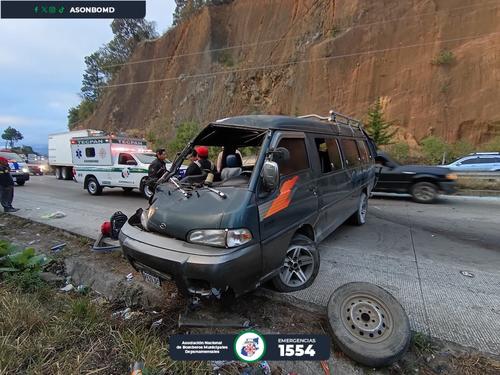 Los bomberos fueron alertados luego de que el microbús volcara. (Foto: Asonbomd)