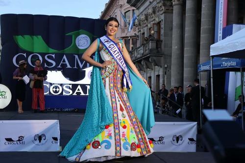 Las reinas nacionales lucieron sus trajes regionales durante el desfile en el Centro Histórico de Xela. (Foto: Oswaldo Cop/Colaborador)