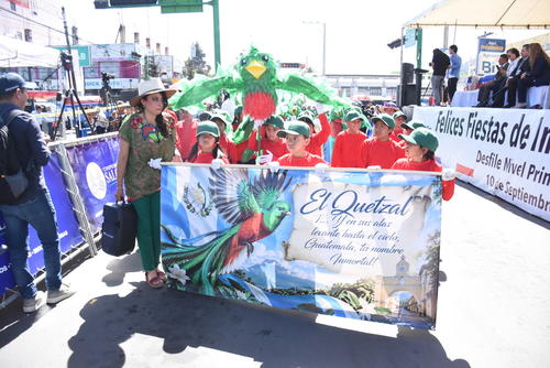 Pequeños de diferentes edades muestran su fervor patrio. (Foto: Erick Colop/Colaborador)