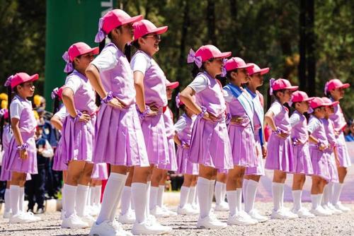 Las niñas que integran la banda dedican varias horas a su preparación y ensayo para fortalecer su coordinación y ejecución musical. (Foto vía: RRSS)