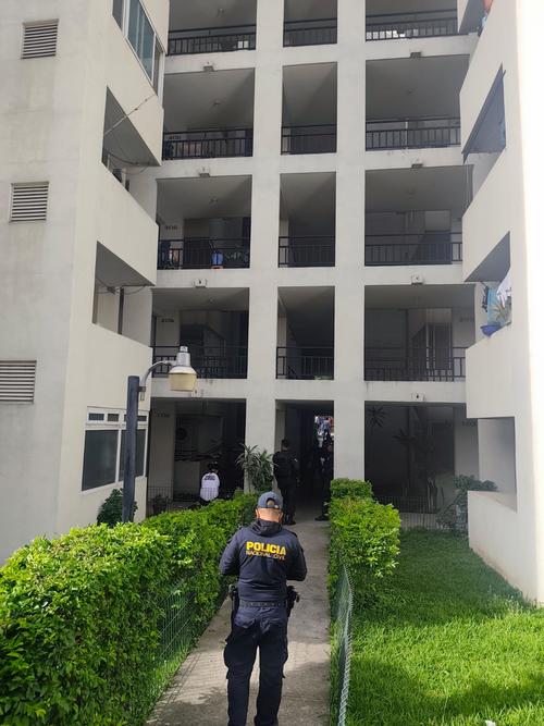 Agentes de la PNC resguardan la escena. (Foto: CVB)
