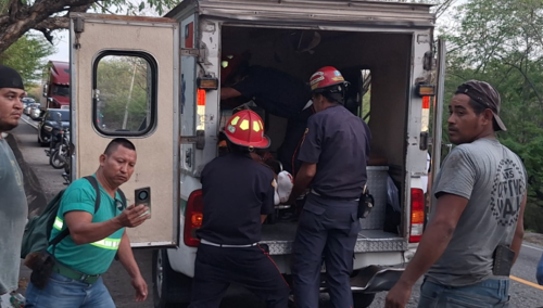 Tras ser extraído del vehículo, el paciente recibió atención prehospitalaria y fue trasladado con vida a la emergencia del Hospital Regional de Zacapa. (Foto: Asonbomd)