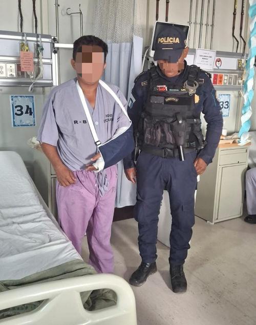 El capturado quedó bajo custodia policial momentos después de ingresar al centro asistencial. (Foto: PNC)