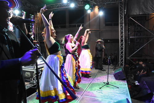 El grupo tributo a Sonora Dinamita puso a bailar a los asistentes en el Parque Central. (Foto: Erick Colop)