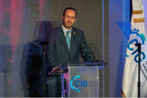 Enrique Fonto, presidente de la Cámara de la Industria, pidió certeza jurídica al Gobierno y criticó el nuevo Presupuesto propuesto para 2027. (Foto: Wilder López / Soy502)