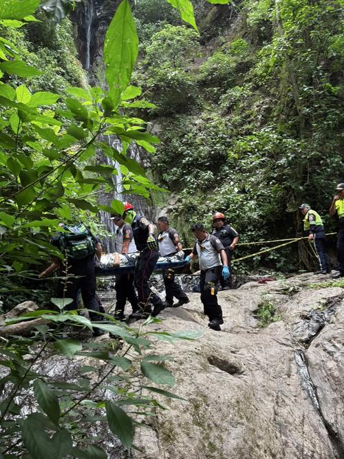 La joven herida fue trasladada a un centro asistencial. (Foto: CVB)