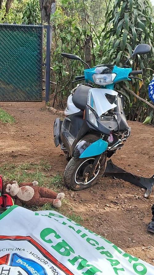 Un peluche y la motocicleta en la que se transportaban las víctima quedaron a un costado del cuerpo de la menor fallecida. (Foto: Redes sociales)