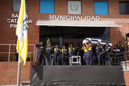 El exfutbolista fue homenajeado en la municipalidad. (Foto vía: Sebastian Siero)