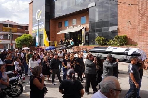 Familiares y seres queridos despidieron a la leyenda de Comunicaciones. (Foto vía: Sebastian Siero)