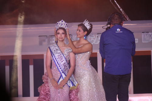 María Paula Álvarez Villatoro, reina saliente, coloca la corona a la ganadora. (Foto: Leslie de León)
