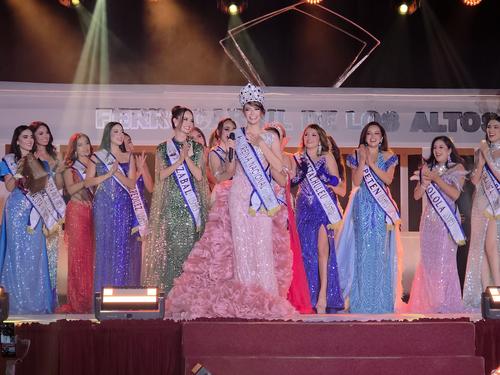 Las representantes departamentales aplaudieron a la nueva reina. (Foto: Leslie de León)