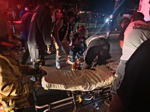 Bomberos Voluntarios brindaron atención a tres personas en este accidente. (Foto: CVB)
