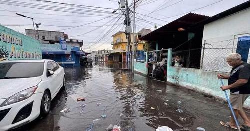Los drenajes colapsaron debido al incremento del nivel del mar. (Foto: Conred)