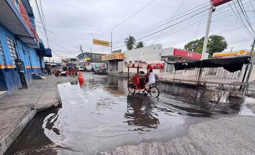 Las calles y avenidas de la cabecera se vieron afectadas. (Foto: Conred)