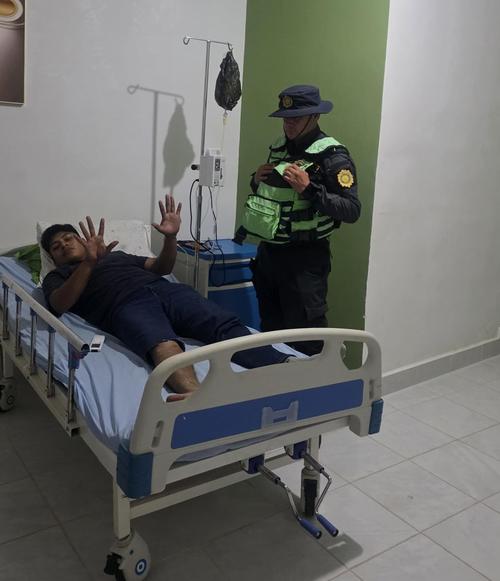 El capturado quedó bajo custodia de la PNC en el hospital. (Foto: PNC)