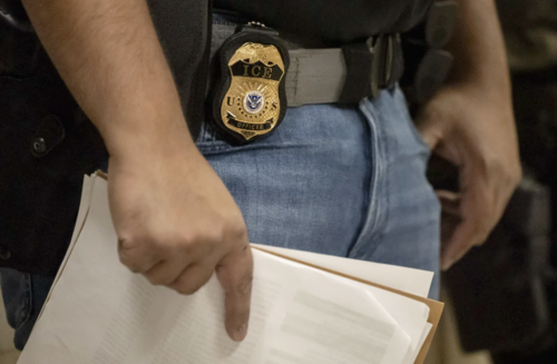 ICE señala que el guatemalteco también habría amenazado a uno de los hijos del agente. (Foto: Newsweek)