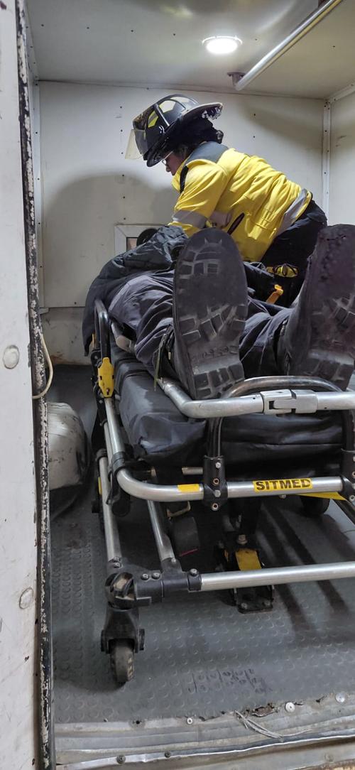 Los socorristas brindaron atención prehospitalaria y trasladaron al herido en un centro asistencial. (Foto: Bomberos Voluntarios)