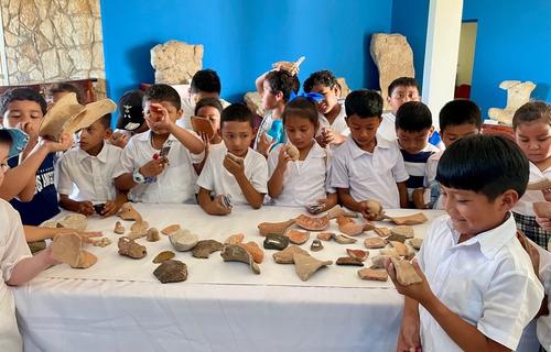 La visita permite a los niños acercarse al patrimonio arqueológico de Petén. (Foto: MCD)