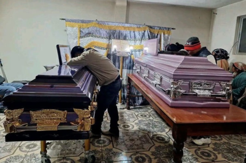 Familiares y vecinos acompañan el velorio de las víctimas. (Foto: Jose García)