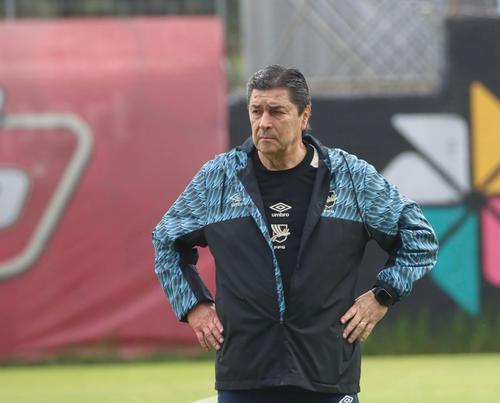 El estratega mexicano supervisando el entrenamiento de sus pupilos en el CAR. (Foto: FFG)