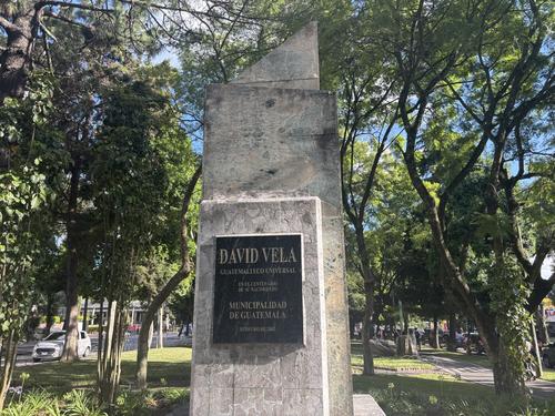 La obra destaca por integrar mármol blanco, verde y gris en su pedestal. (Foto: Alejandra Sánchez)